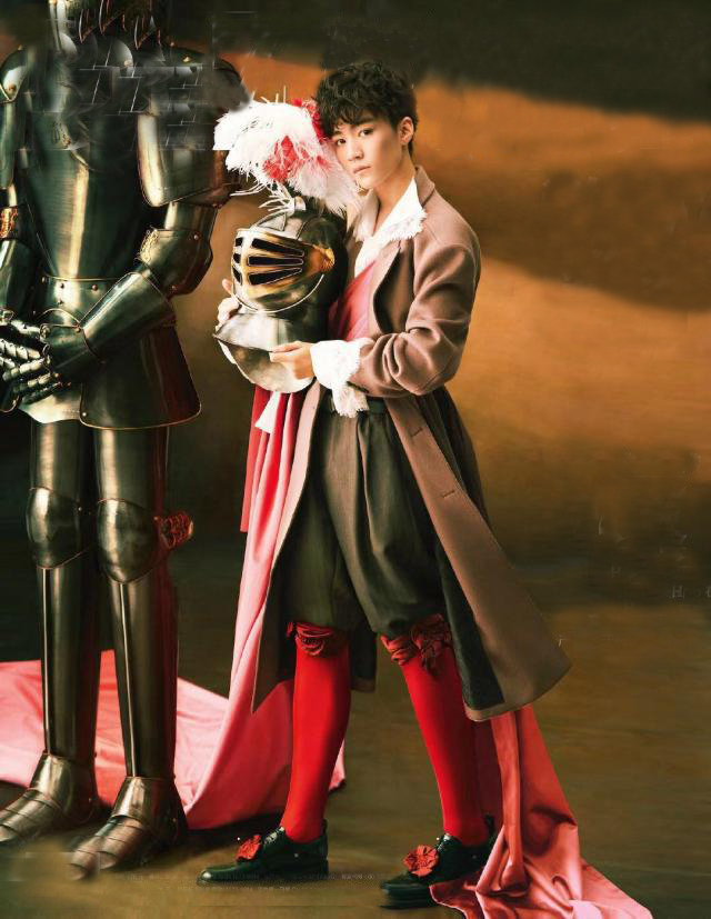 花男穿搭,王俊凯复古西装加背头港风