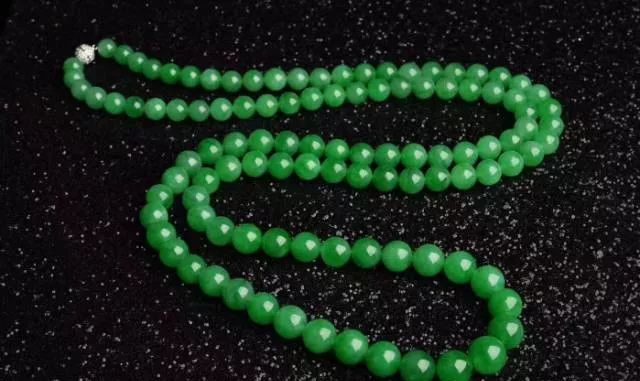 翡翠和玉有什么区别哪个贵,玛瑙翡翠和玉的区别是什么