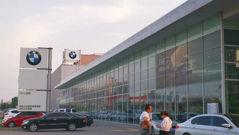 宝马保险杠剐蹭是换新的还是修复,宝马保险杠喷漆去4s店还是修理厂