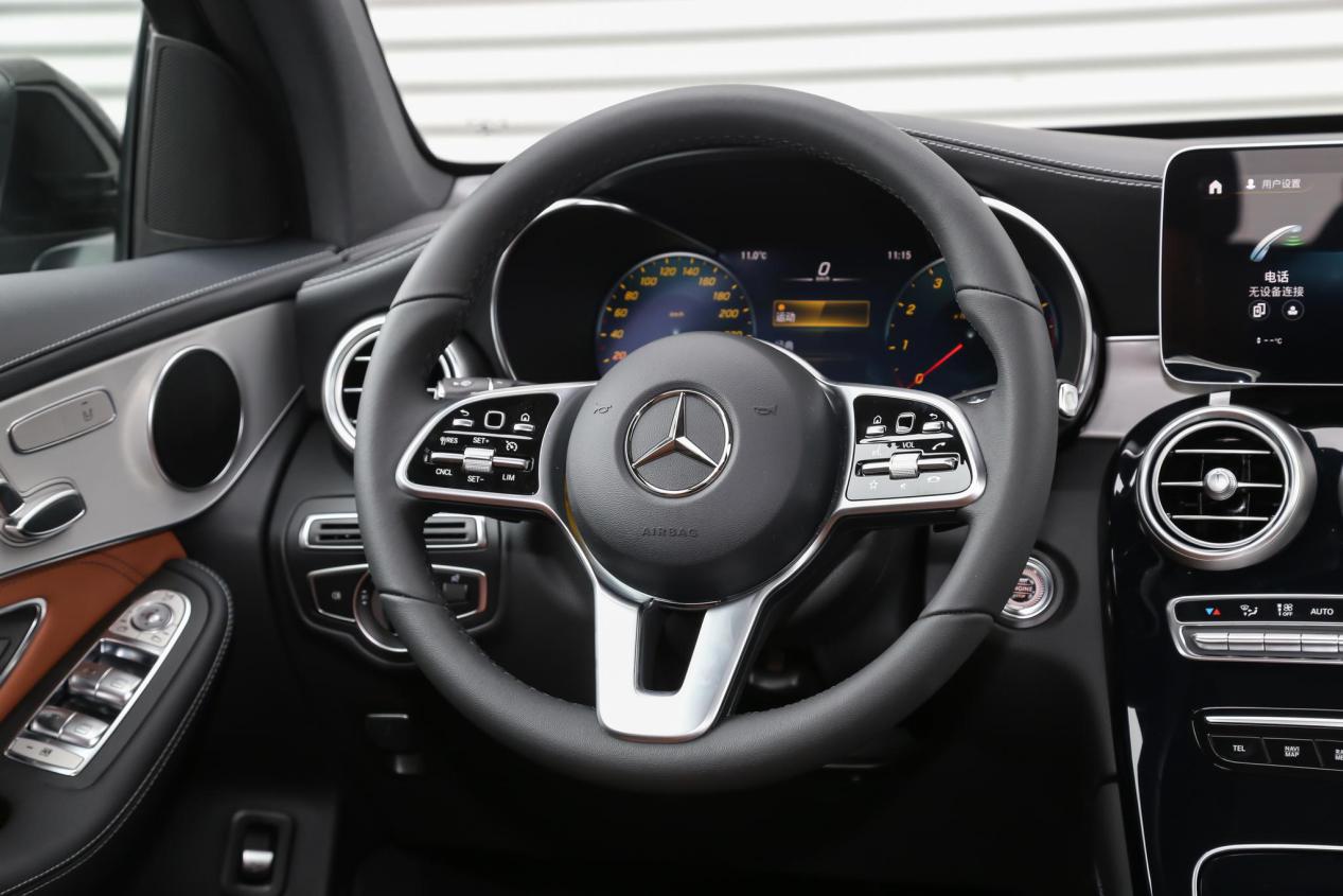 奔驰glc3502022款落地价多少钱,聊家轿车的性价比