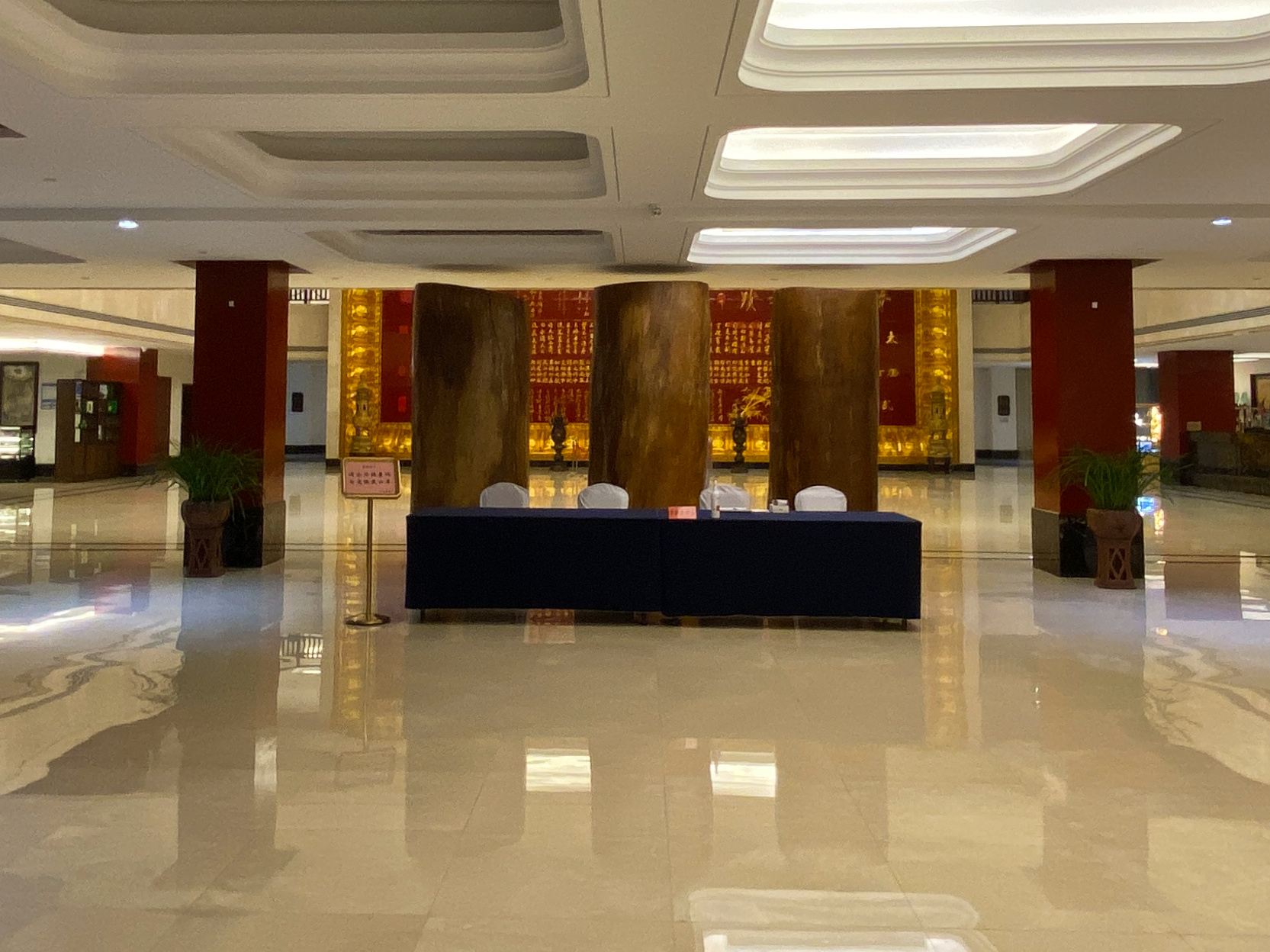 门口养仙鹤、大堂放金丝楠木的酒店，你有见过吗？天台温泉山庄