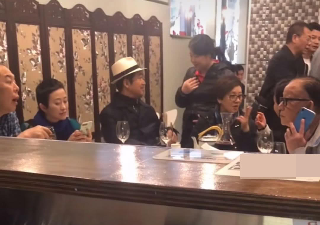 寮犻搧鏋椾笌8涓コ鏈嬪弸杩戠収,寮犻搧鏋楁渶婕備寒濂冲弸