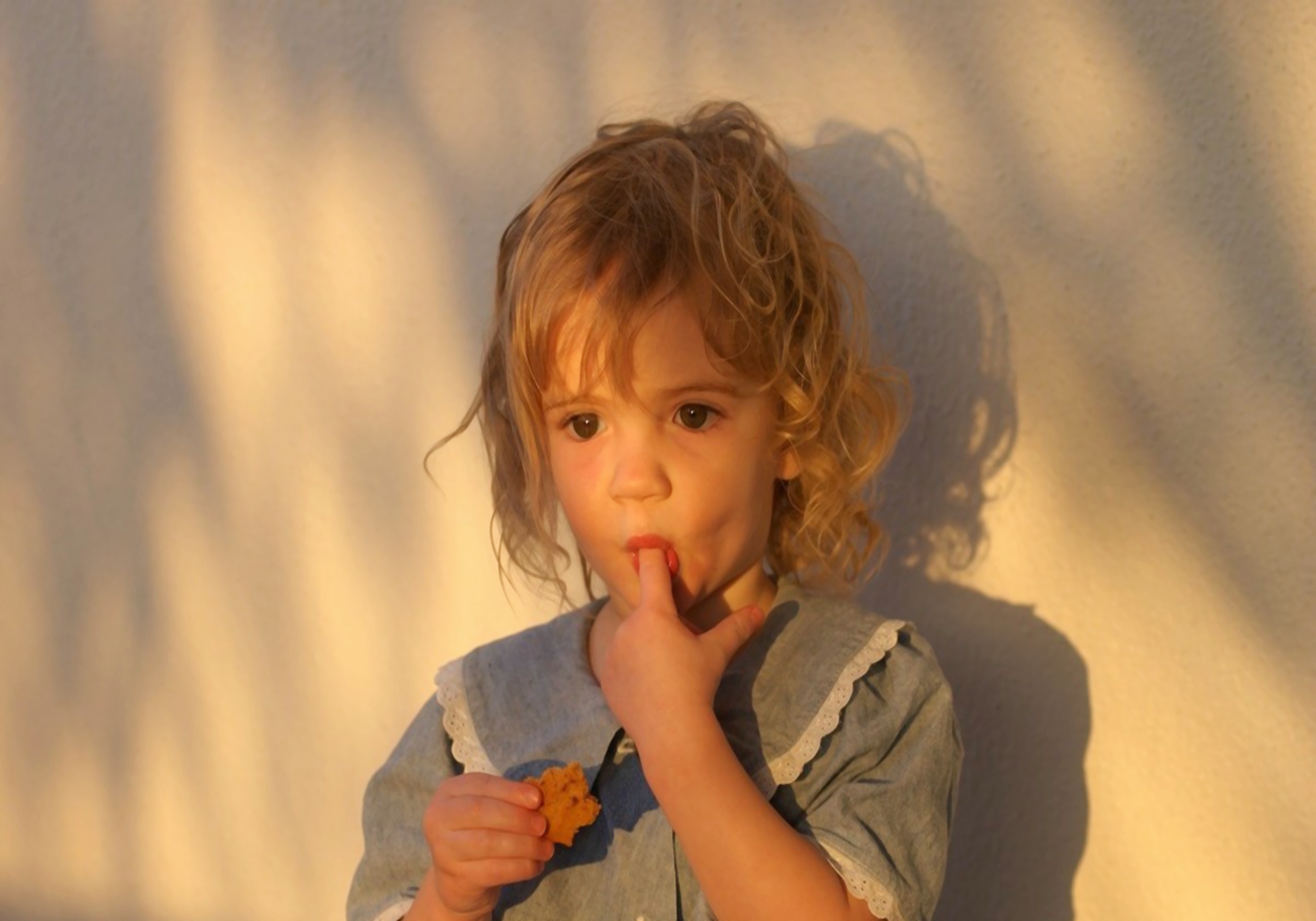 眨巴眼、咬指甲、做鬼脸,孩子这些“特殊”动作,和心理亏欠有关