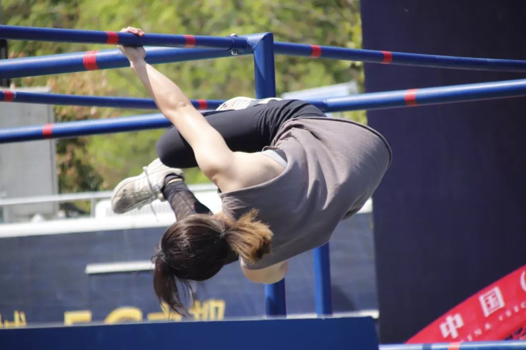 跑酷比赛高手视频,跑酷高手齐聚重庆