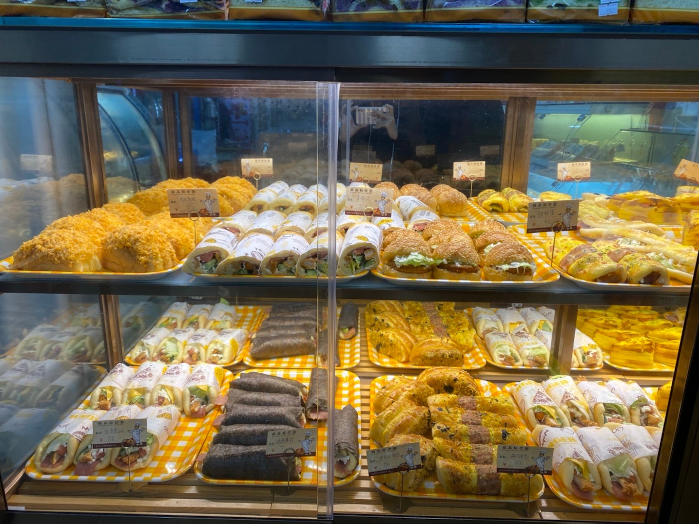 买面包要注意哪些,买面包时聪明人都避开这三种行为