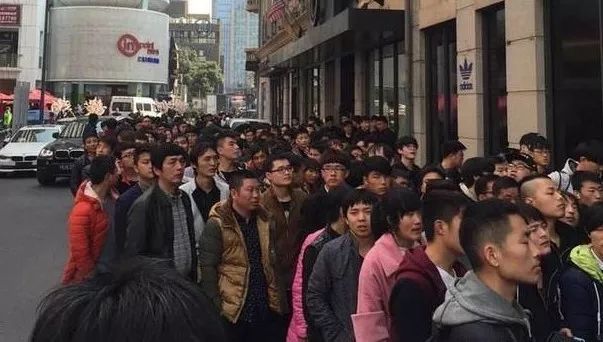 这双丑鞋一年狂赚40亿,这双“丑”鞋一年赚40亿