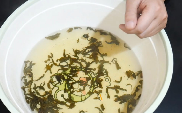 牛仔裤防止褪色第一次怎么清洗,牛仔裤怎么晾不会变色