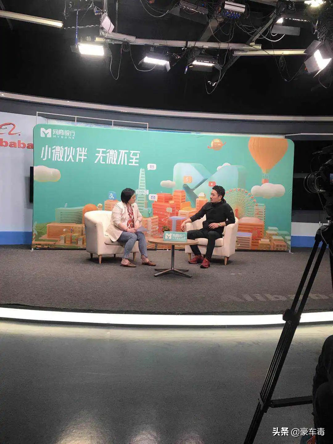 豪车毒老纪考斯特,豪车毒老纪小跟班