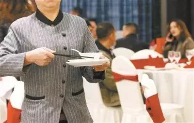 酒店前台离职不让走怎么办,酒店前台突然离职工资不给合理吗