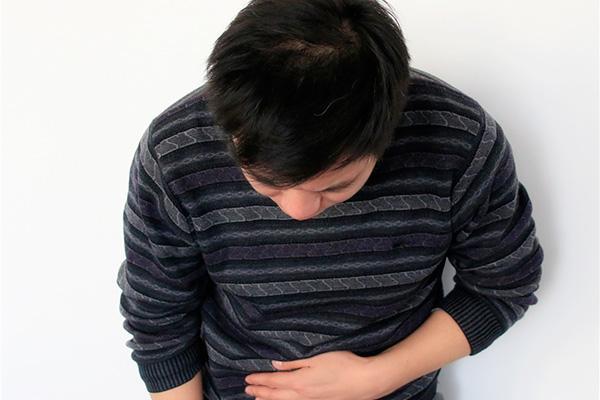 年轻却一头白发,年纪轻轻却长了白发