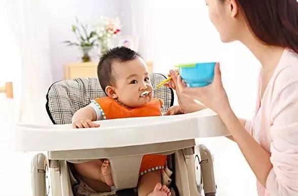 宝宝还需要另外喂水吗,宝宝还需要包着睡吗