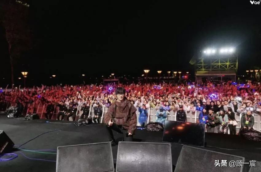 华语乐坛不得不说的音乐鬼才许嵩,许嵩最开始是网络歌手