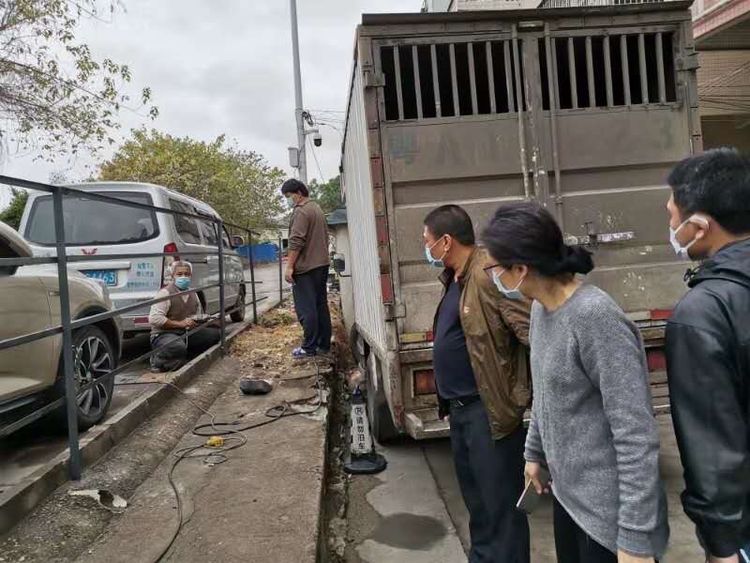 番禺｜“我们不摆pose”！大石街大兴村把办公室前移到村路口，织密防疫网