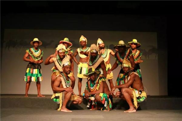 喀麦隆人、韩国人、菲律宾人……他们如何创造监狱里的《心梦》?