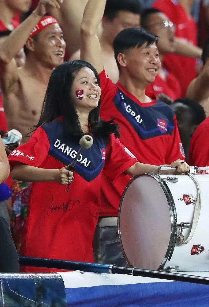 中超美女球迷图片大全,中超看台倩影