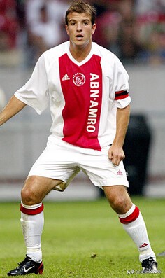 他曾用一记蝎子摆尾式进球震惊世界足坛，今35岁选择正式退役！