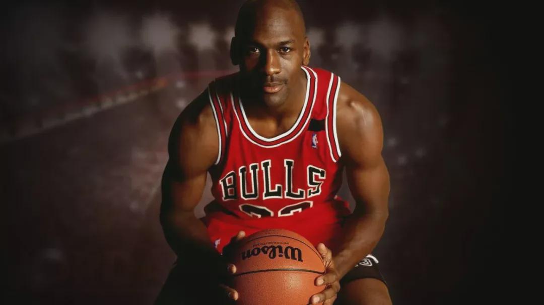 乔丹亲穿签名鞋拍出56万美元,乔丹18年前的照片