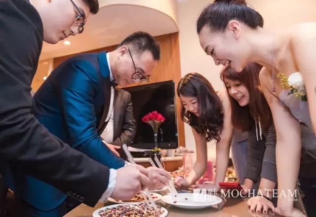 疫情在家青岛主持人团队为你挑选这些堵门游戏，收藏结婚用的上