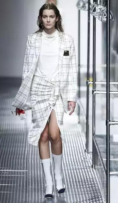 国潮这回对味儿了，不看logo还以为是巴黎世家！