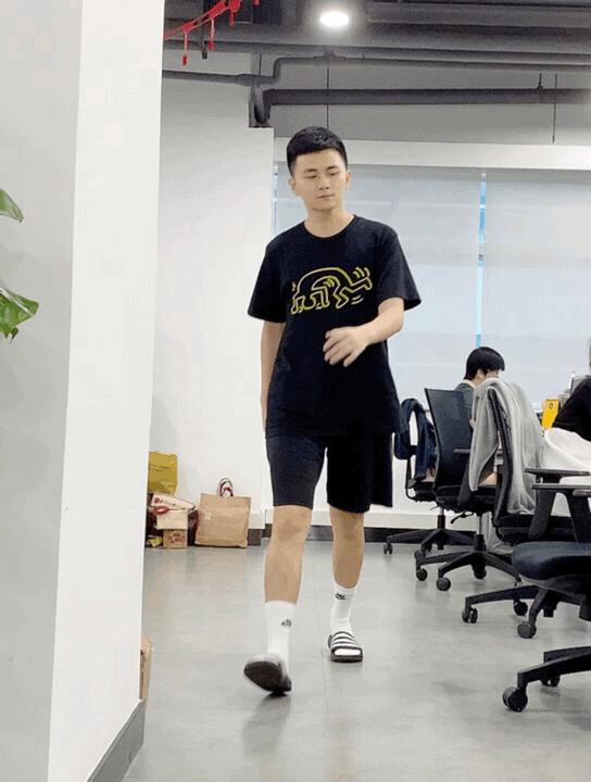 帅气小伙脚臭,25岁男人脚臭