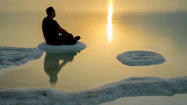 惬意“看书看报”的死海，为什么无人游泳？导游：作死就试试