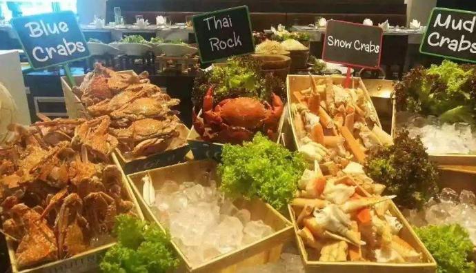 在泰国吃自助餐,在泰国和中国就餐