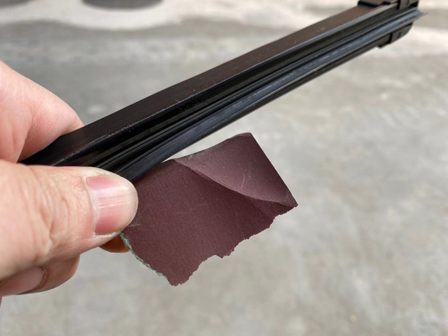 雨刮器刮不干净还模糊怎么清洗,雨刮器刮不是很干净怎么办