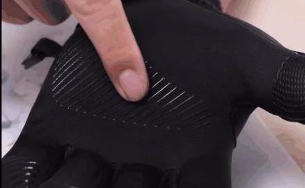 脱下手套直哆嗦,戴上手套无法触屏,这个冬天真的不能玩手机吗?