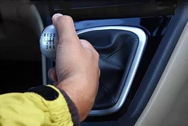 驾校教练根本不会教人,学车要怎么掌握好离合器不熄火