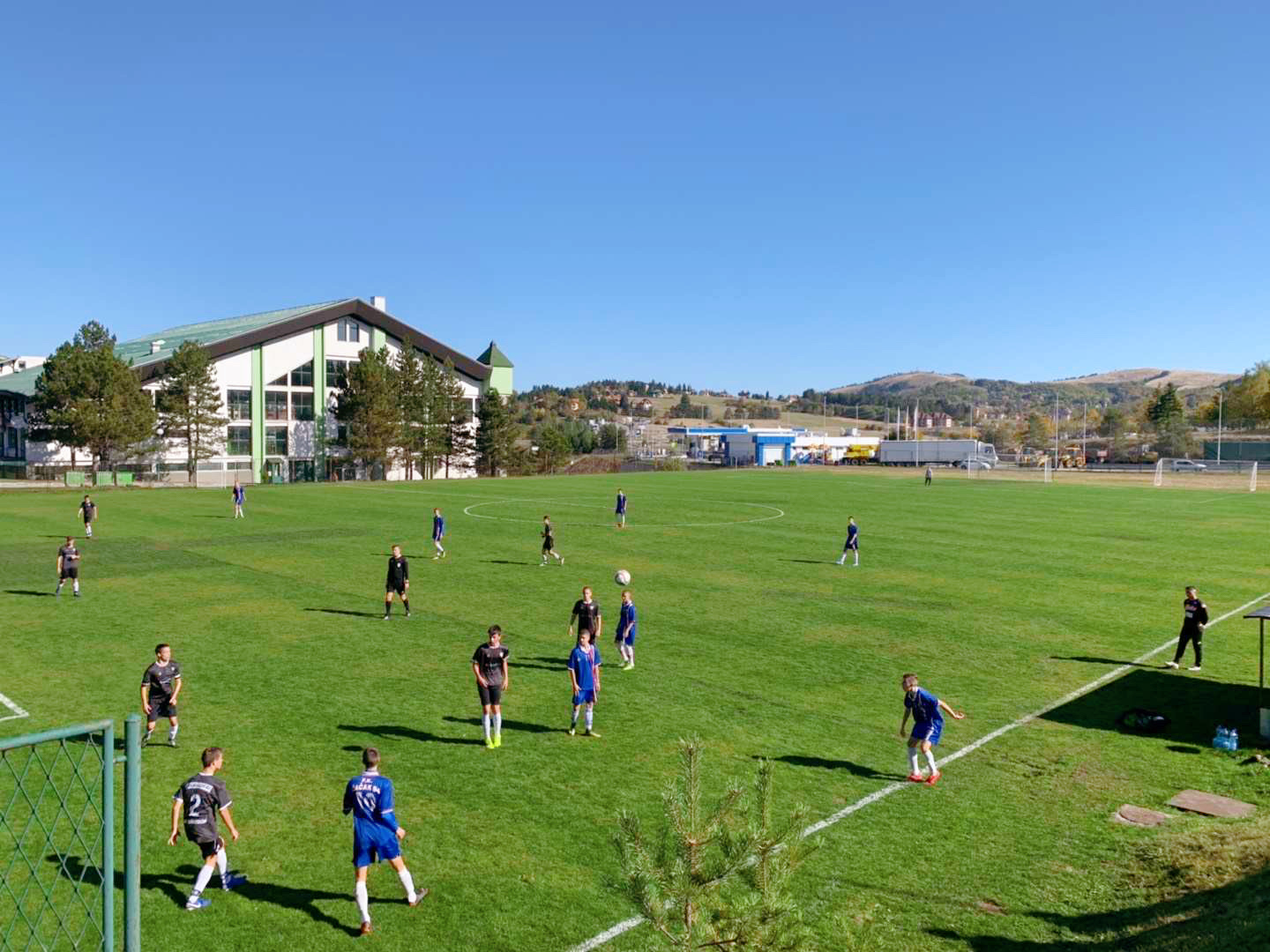 足球少年的小木屋很酷、“圣诞小镇”的秋天很美