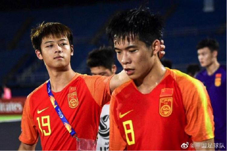 中国足球已被很多人当成垃圾桶和痰盂，但他却依然挚爱无比