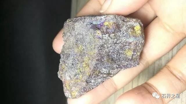 各种矿石原石在自然界的样子,常见的矿石原石有哪些