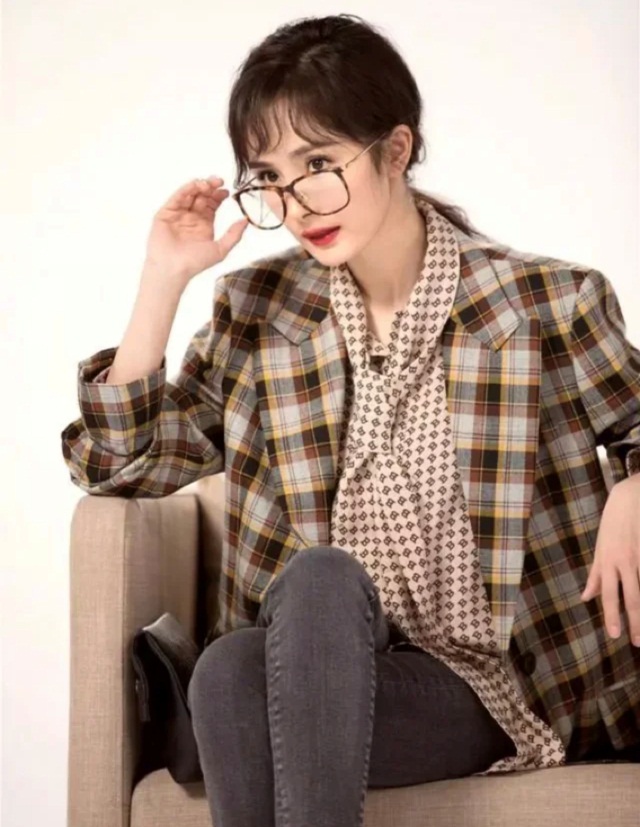 肤白貌美大长腿，杨幂不仅身材出挑，而且穿搭也如此出众