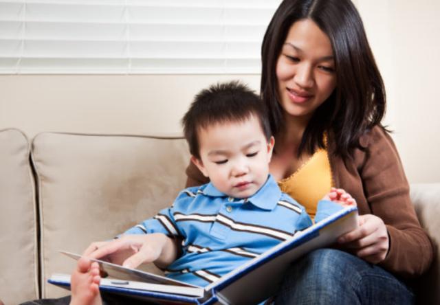 15岁男孩跟妈妈睡的坏处,男孩15岁和妈妈一起睡有啥问题