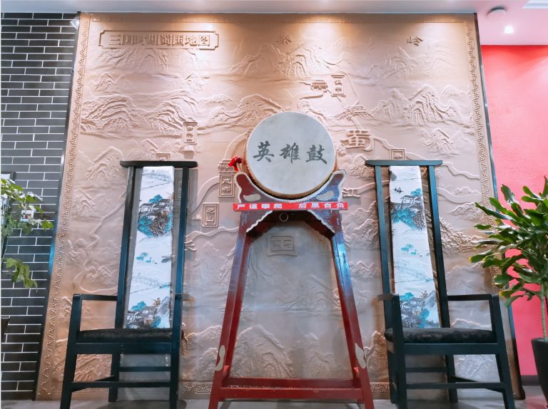 左手鲜香麻辣，右手尺颊生香！8荤6素~成都锦城大院火锅4人99元