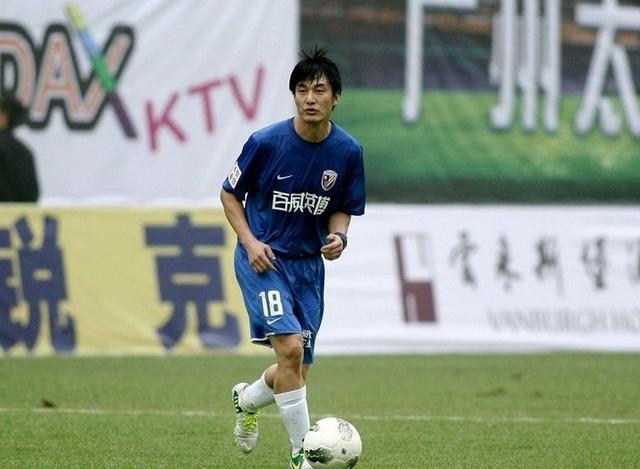 20年前迷倒万千女球迷的虹口小鲜肉,退役后成首位开飞机的球员