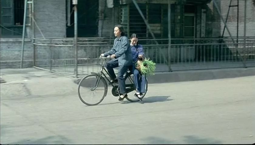 地位与张艺谋不相上下,他第一次做导演,扯掉了理想主义的遮羞布