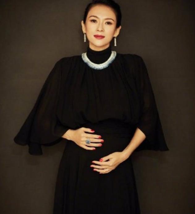 章子怡怀孕胖了多少,章子怡大方挺孕肚亮相