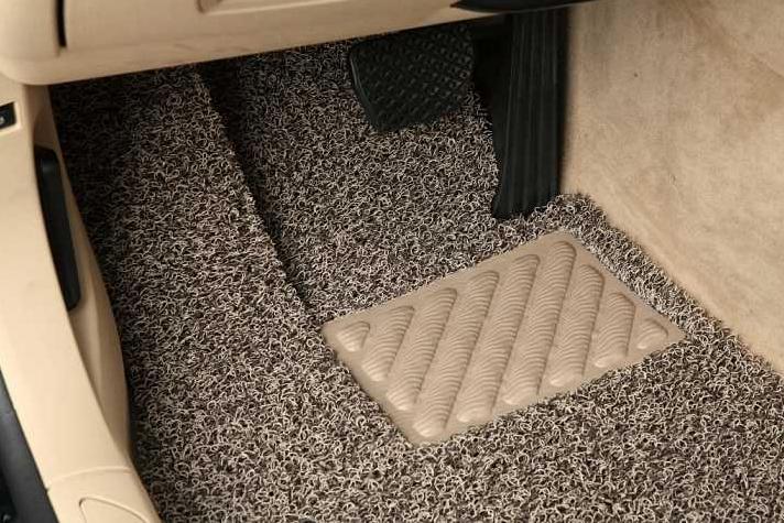 如何选择汽车脚垫实用是最重要的,汽车脚垫选购