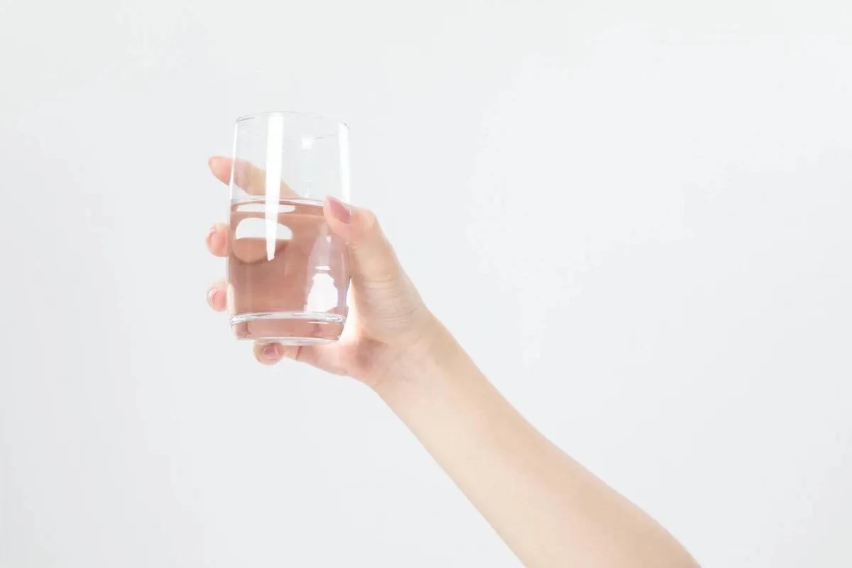 都说隔夜水不能喝真的是这样吗,很久的隔夜水能喝吗有什么害处