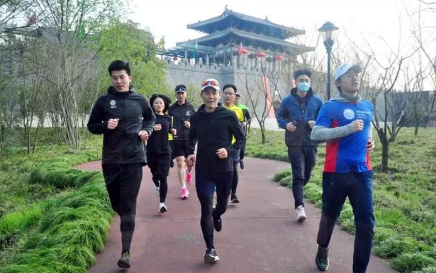 王石说疫情,69岁王石玄武湖晨跑5公里