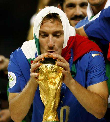 意大利足球托蒂图片,托蒂国家队进球