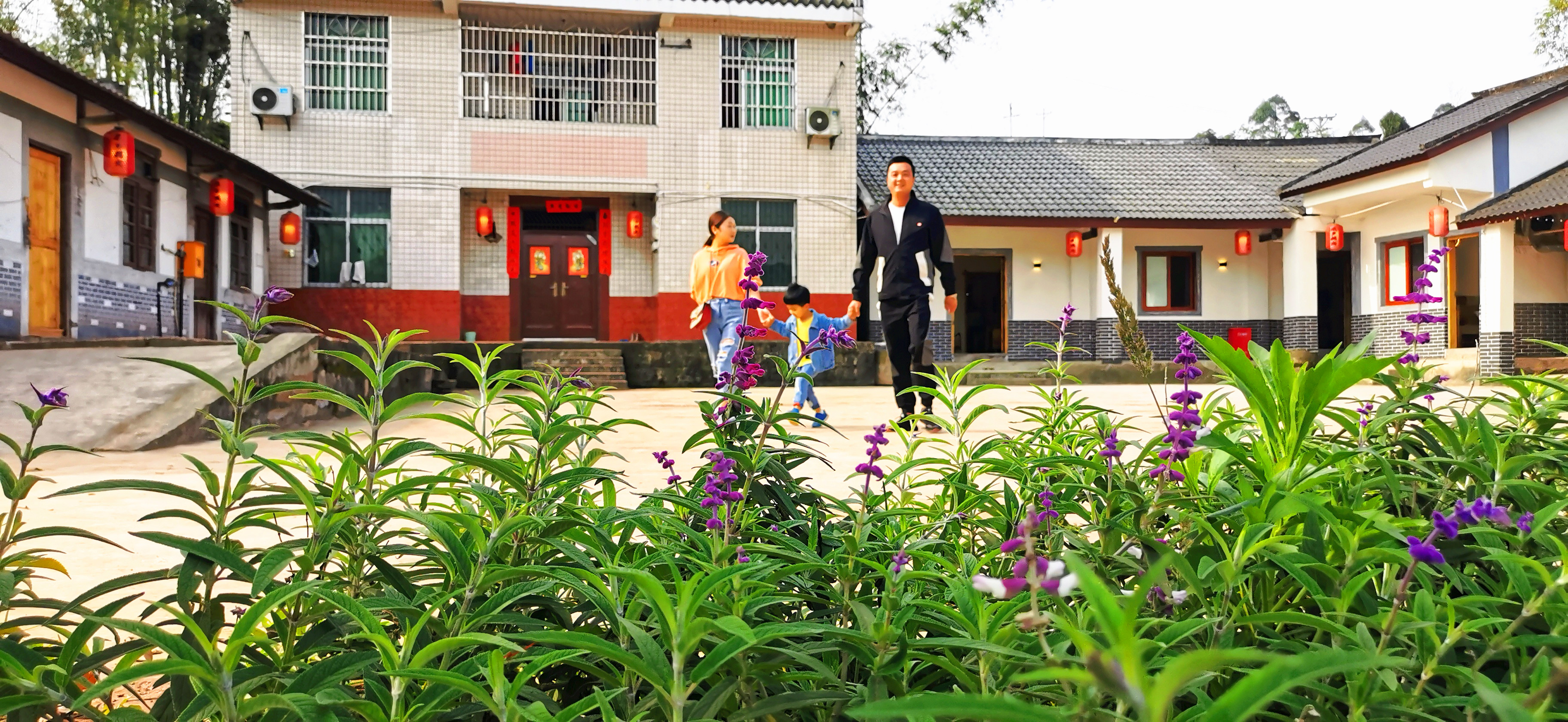 铜梁土桥镇：原乡藕寓五一迎客西郊绿道产业链延长