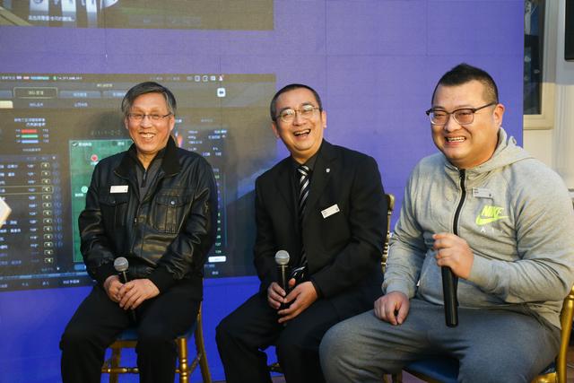 这位中国球迷，布伦特、迈希尔代表西布朗祝你新婚快乐！