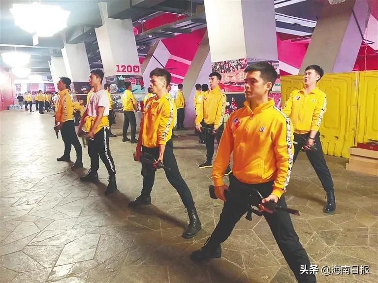 一场精彩演出的背后,一场精彩的演出背后