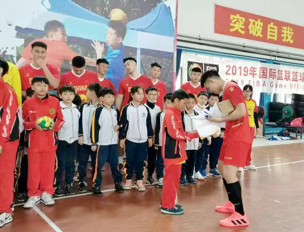 共筑手球梦国家男子手球队与广东省大中小学生联谊活动举行