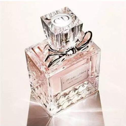 适合20岁女生的巴宝莉香水有哪些 (香奈儿邂逅香水哪个适合20岁女生)