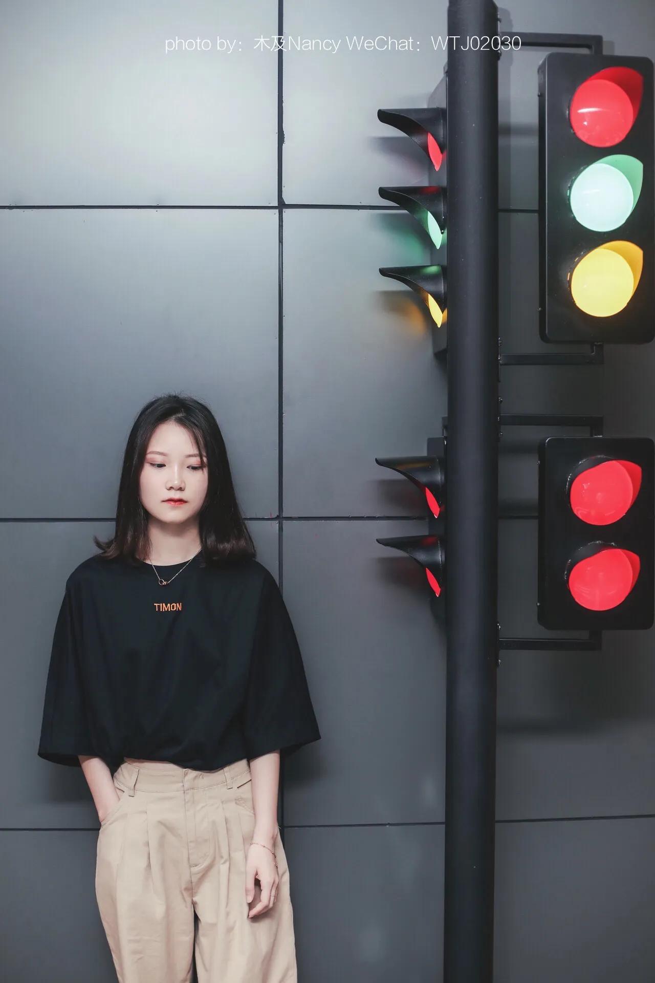 成都大学生情侣来广州旅游、我们去维家思广场拍了一组复古风格片