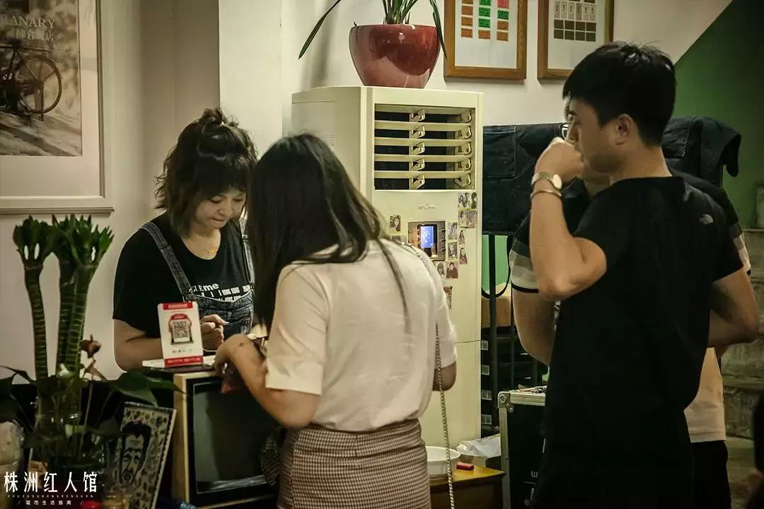 无言的年轮,嘴角的油渍,忆不尽的是陈旧时光。