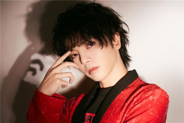 华晨宇陷入整容争议，素颜旧照被曝光，与如今的形象相差甚远